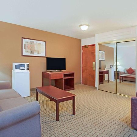 Ramada By Wyndham Red Deer Hotel & Suites Exterior photo