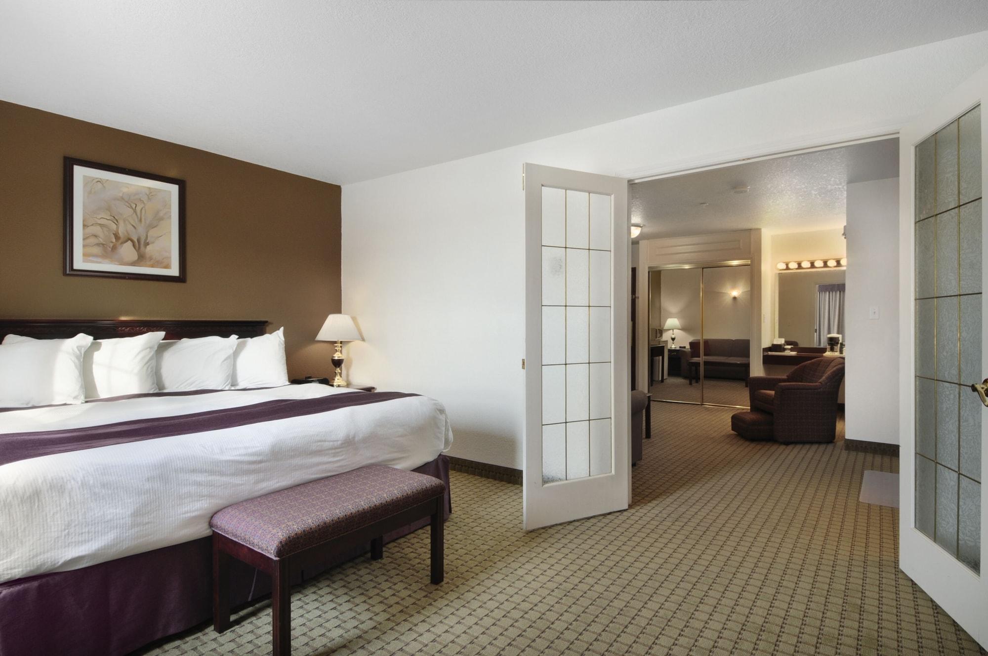 Ramada By Wyndham Red Deer Hotel & Suites Exterior photo