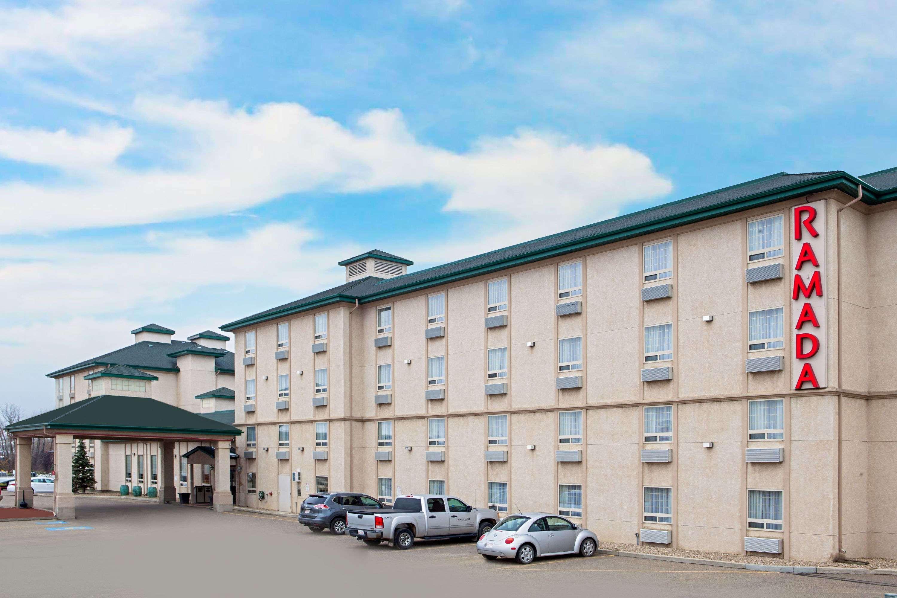 Ramada By Wyndham Red Deer Hotel & Suites Exterior photo