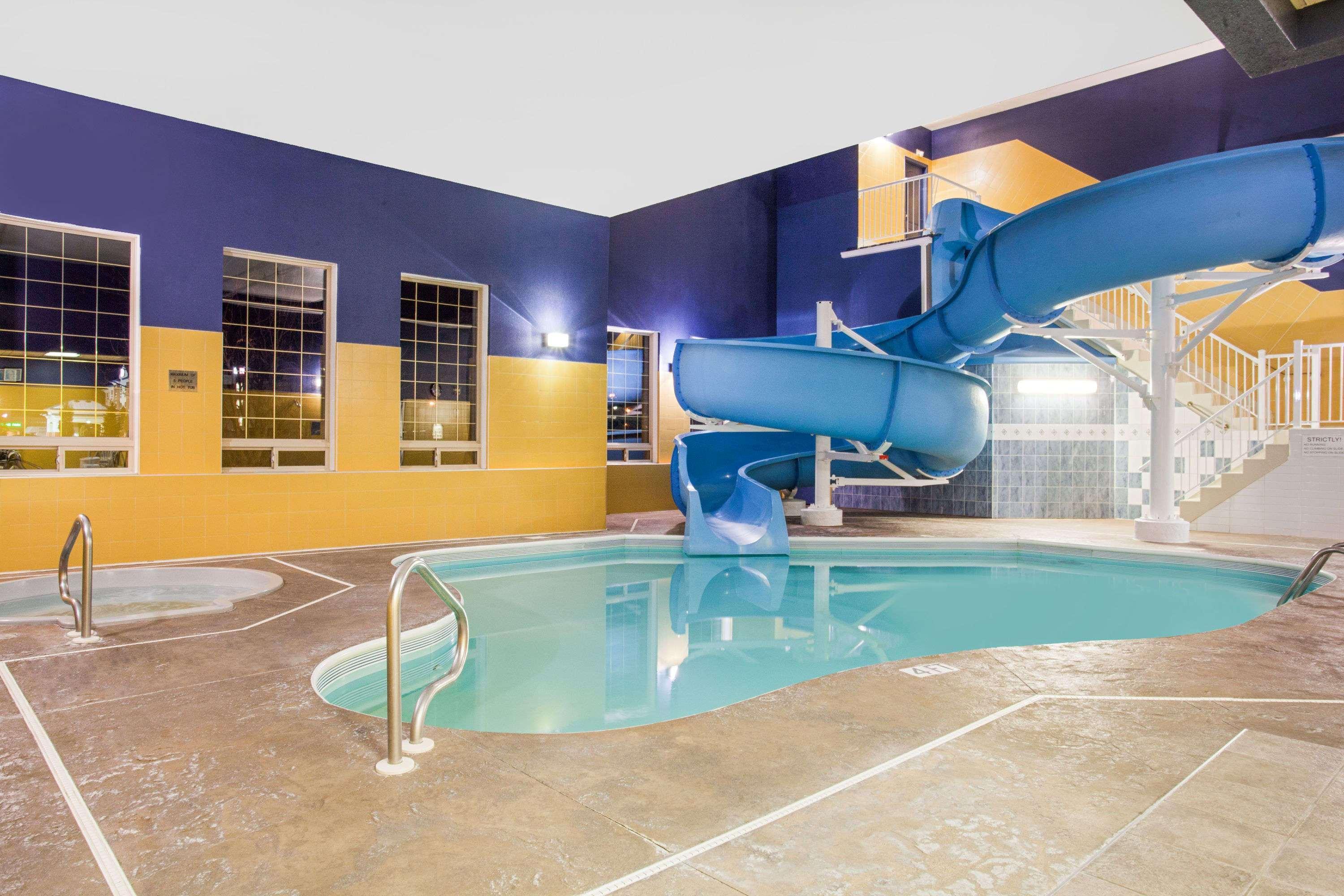 Ramada By Wyndham Red Deer Hotel & Suites Exterior photo