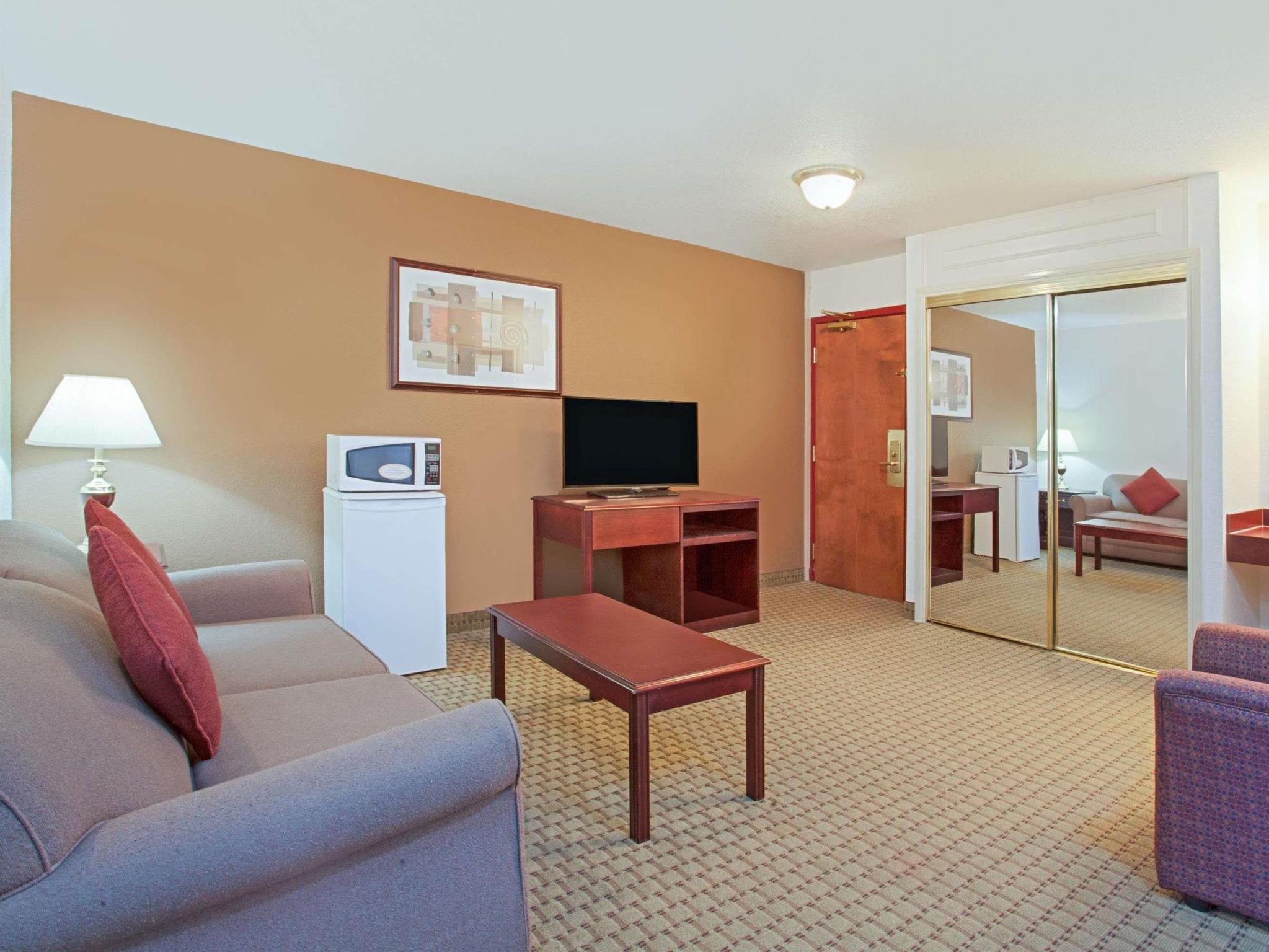 Ramada By Wyndham Red Deer Hotel & Suites Exterior photo