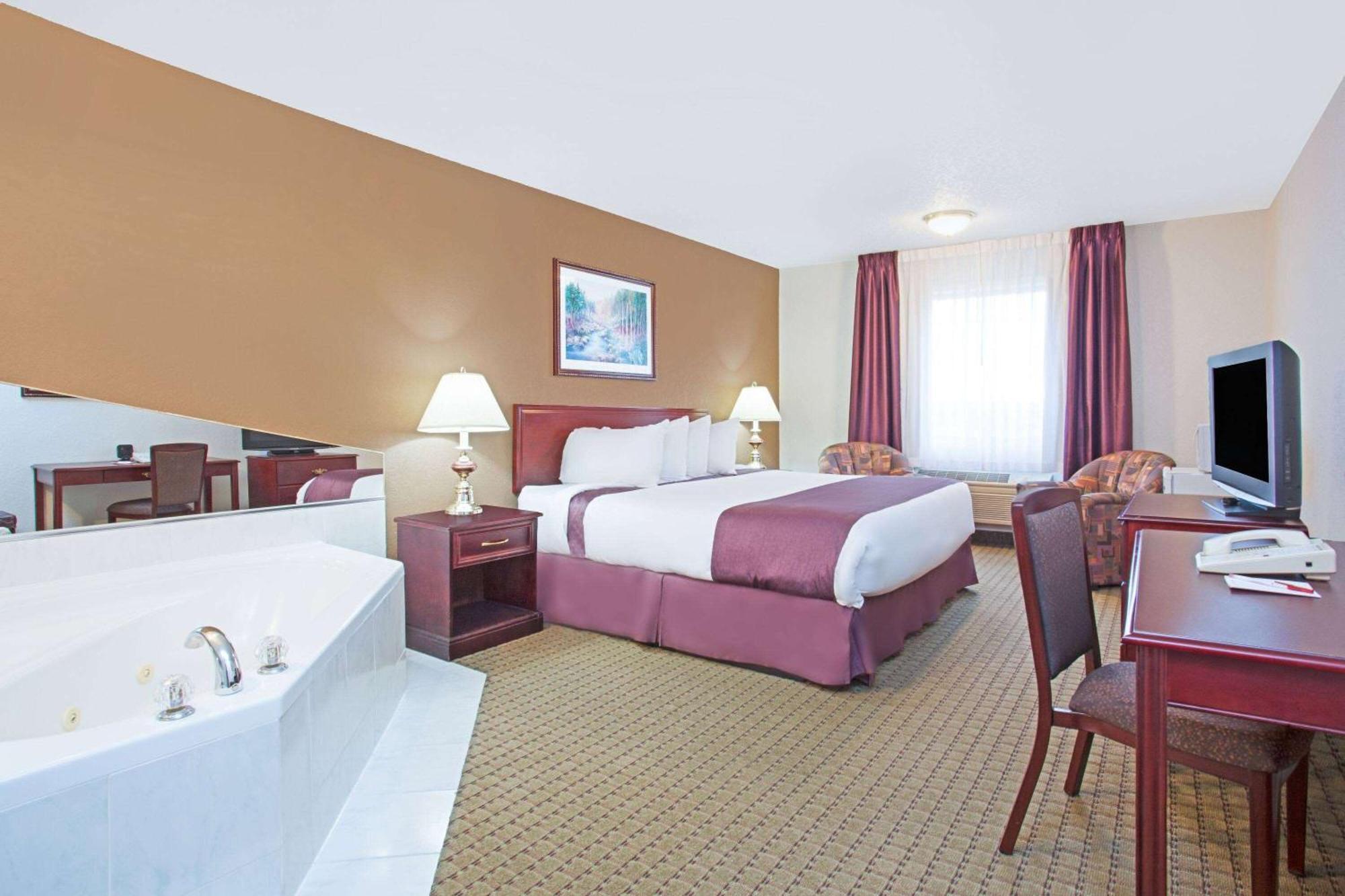 Ramada By Wyndham Red Deer Hotel & Suites Exterior photo