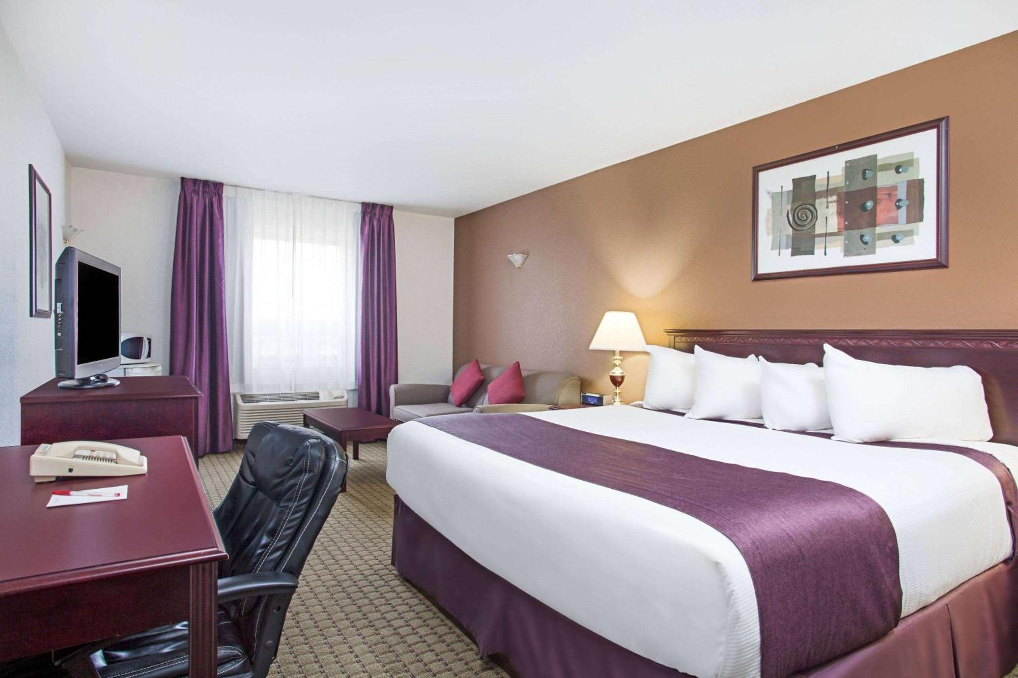 Ramada By Wyndham Red Deer Hotel & Suites Exterior photo