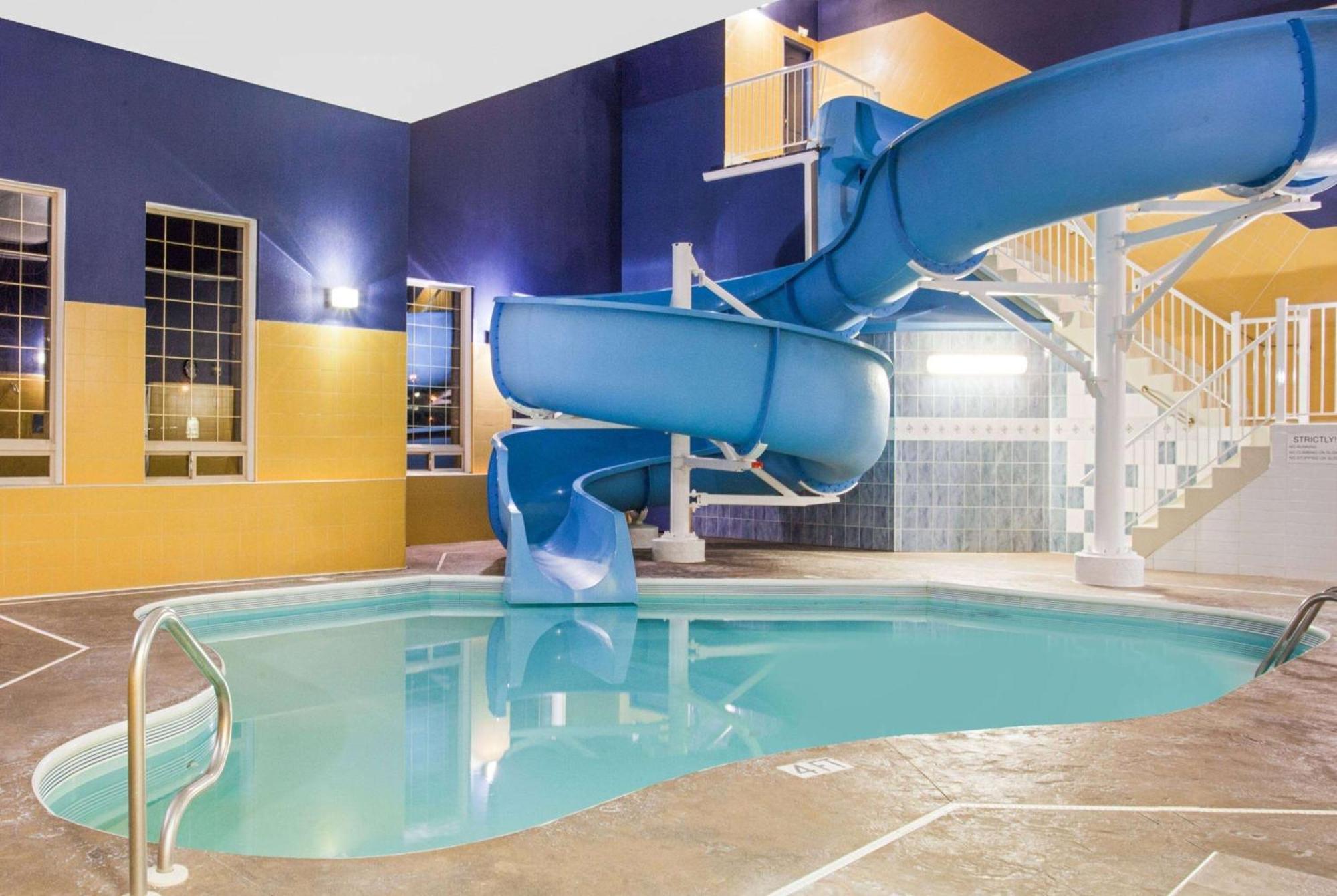 Ramada By Wyndham Red Deer Hotel & Suites Exterior photo