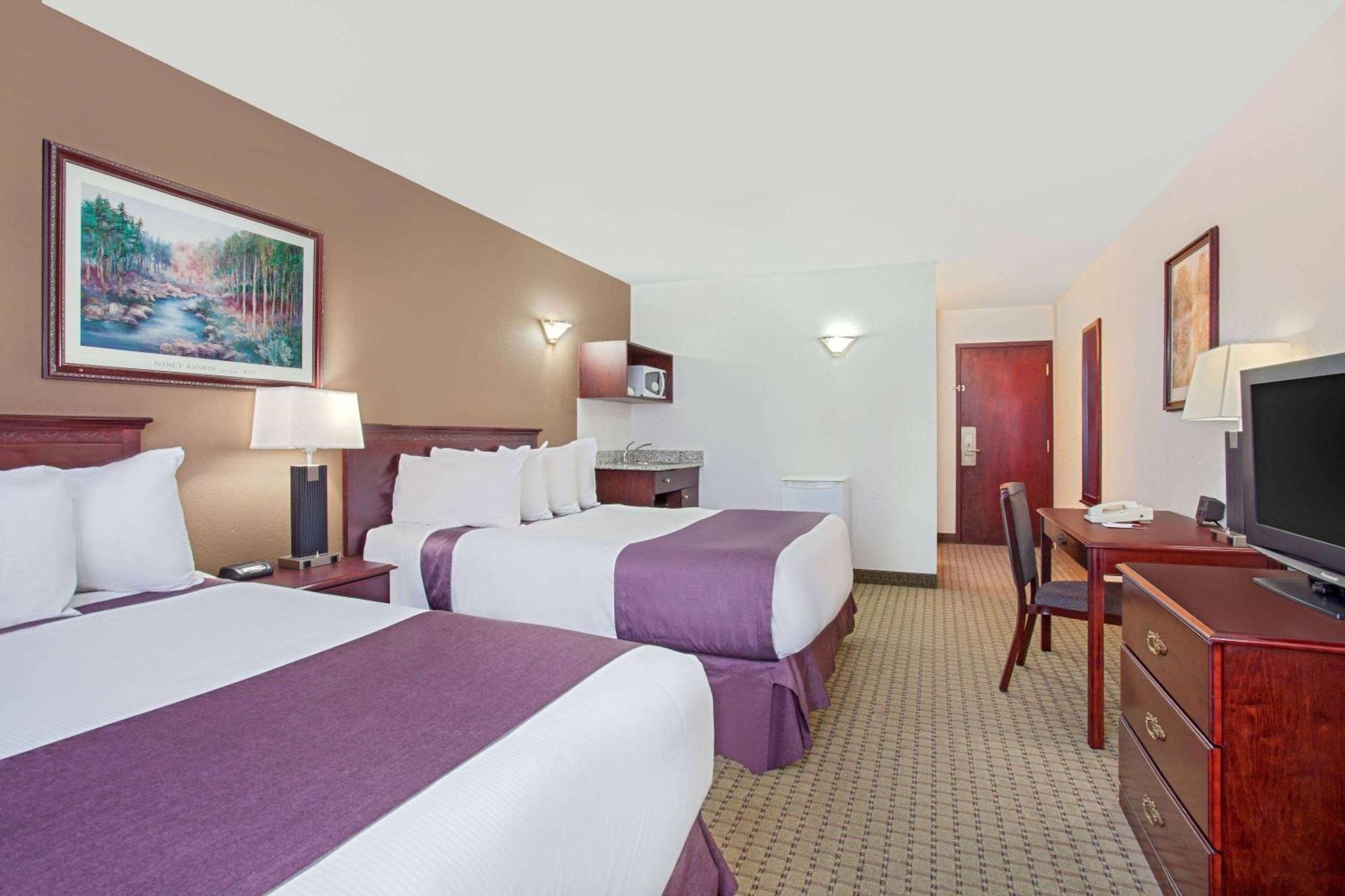Ramada By Wyndham Red Deer Hotel & Suites Exterior photo