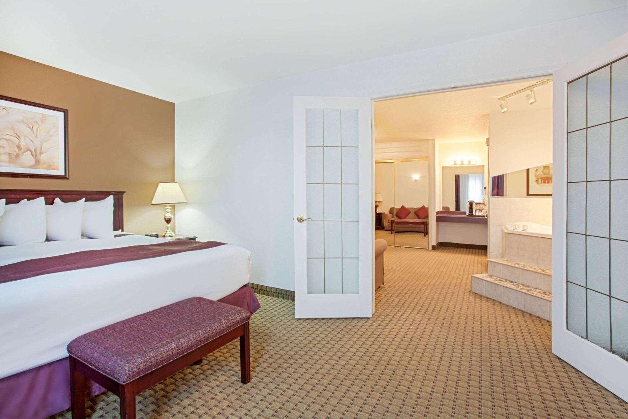 Ramada By Wyndham Red Deer Hotel & Suites Exterior photo