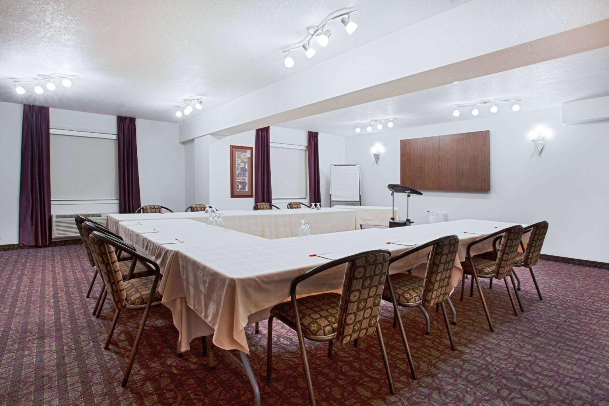 Ramada By Wyndham Red Deer Hotel & Suites Exterior photo