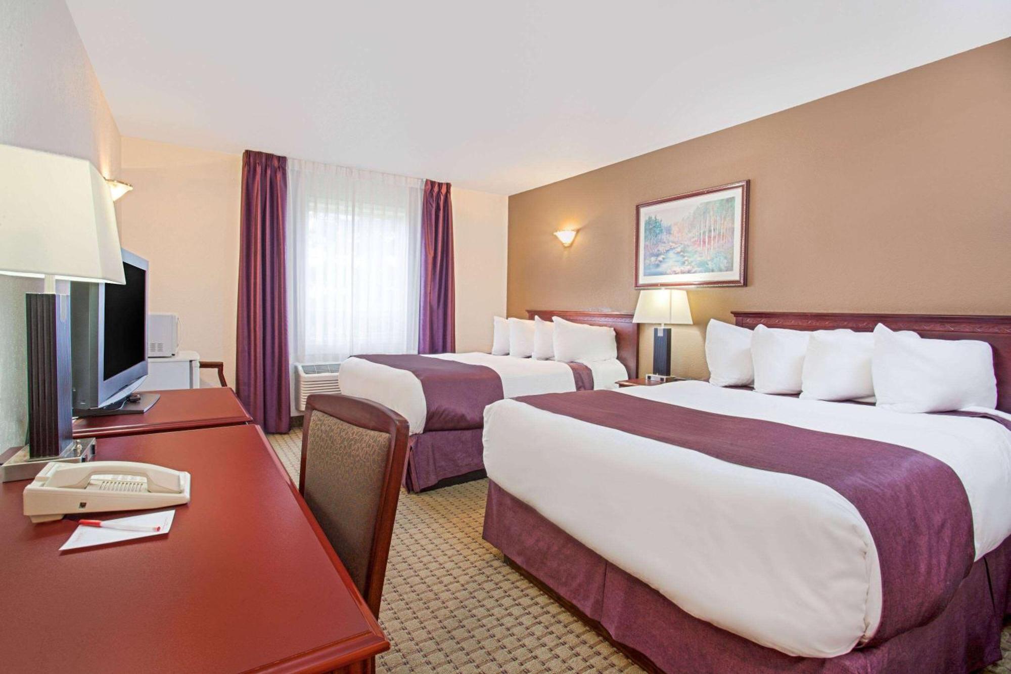 Ramada By Wyndham Red Deer Hotel & Suites Exterior photo