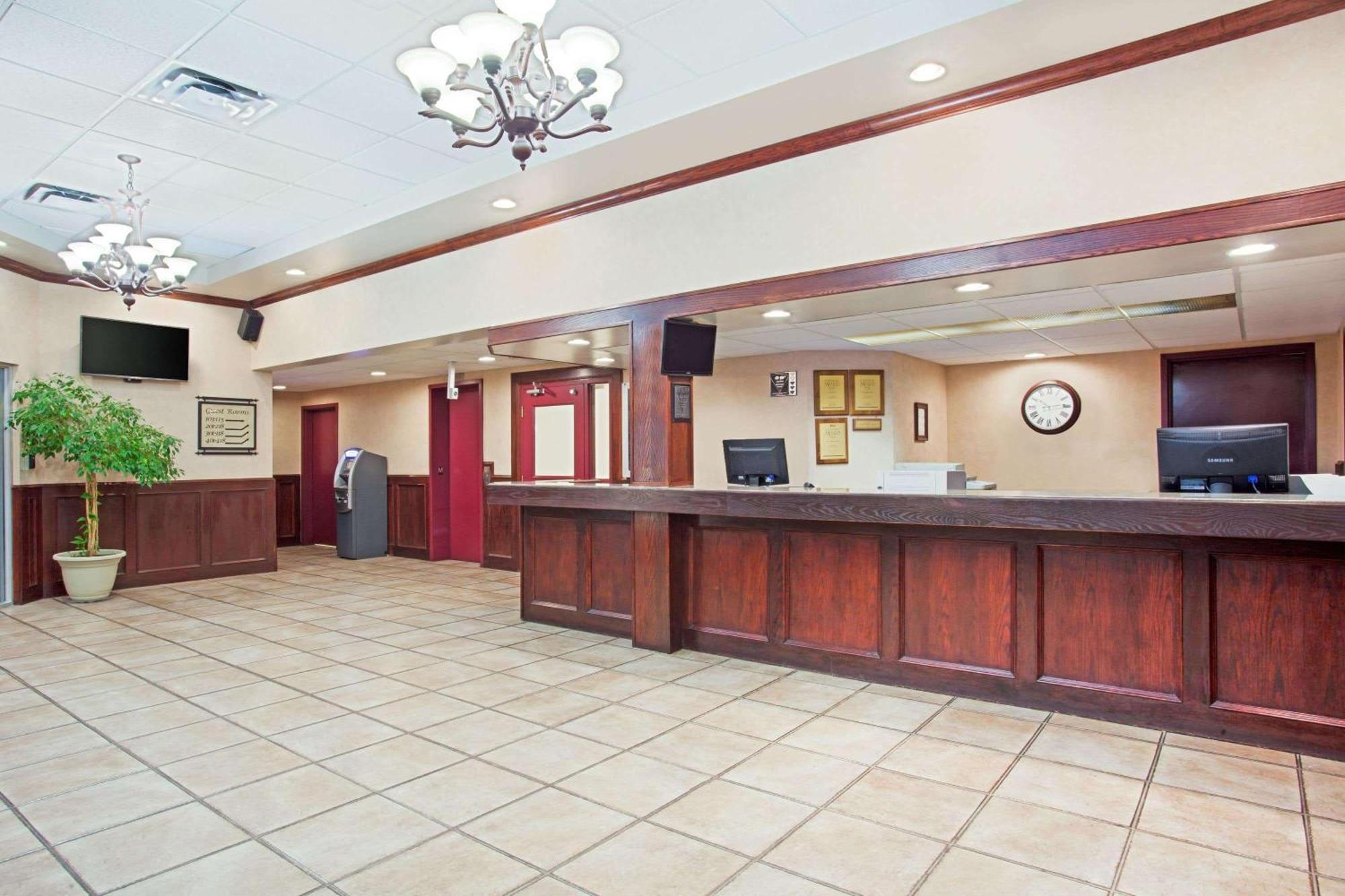 Ramada By Wyndham Red Deer Hotel & Suites Exterior photo