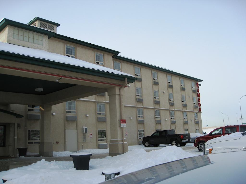 Ramada By Wyndham Red Deer Hotel & Suites Exterior photo