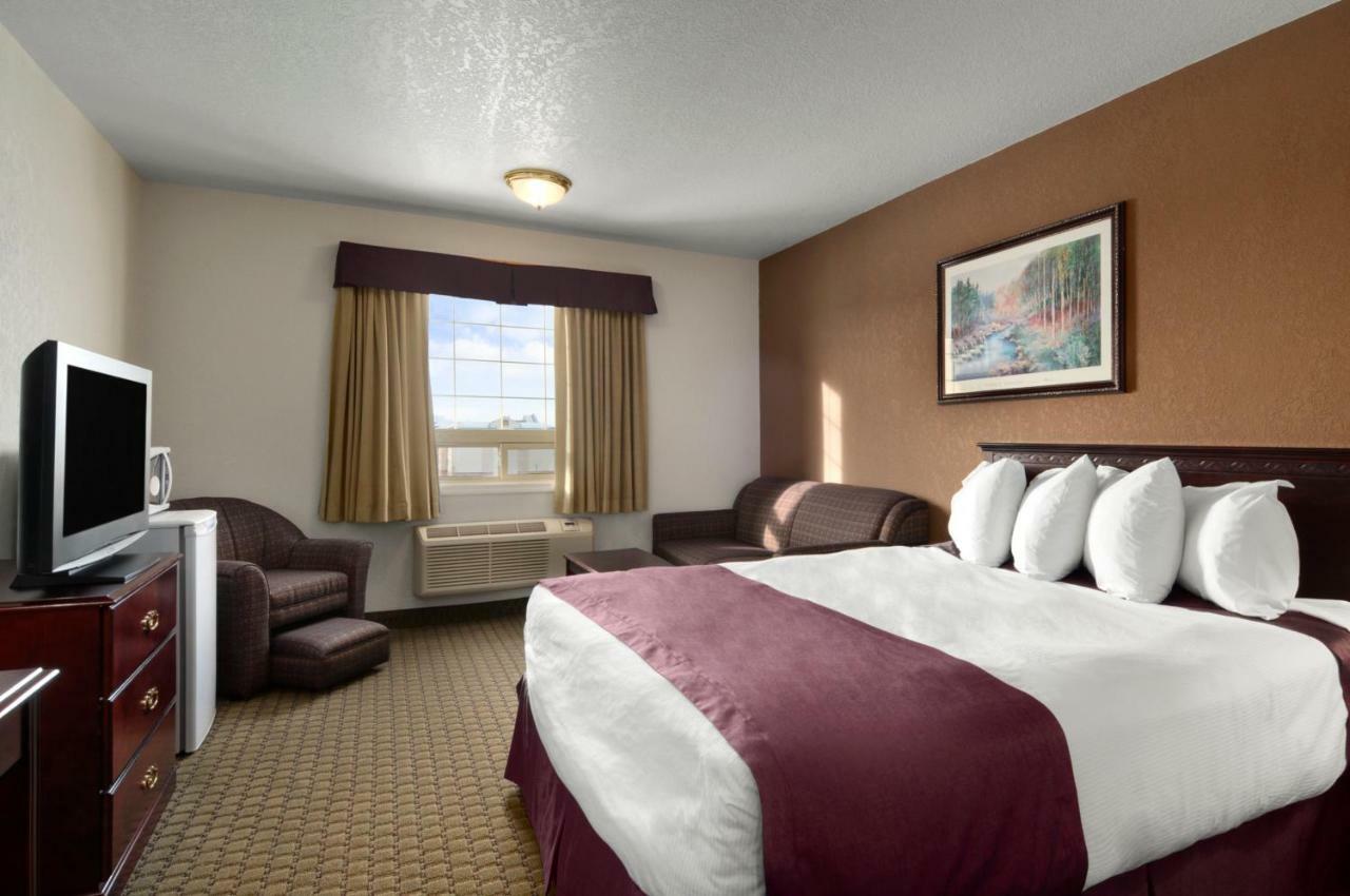 Ramada By Wyndham Red Deer Hotel & Suites Exterior photo
