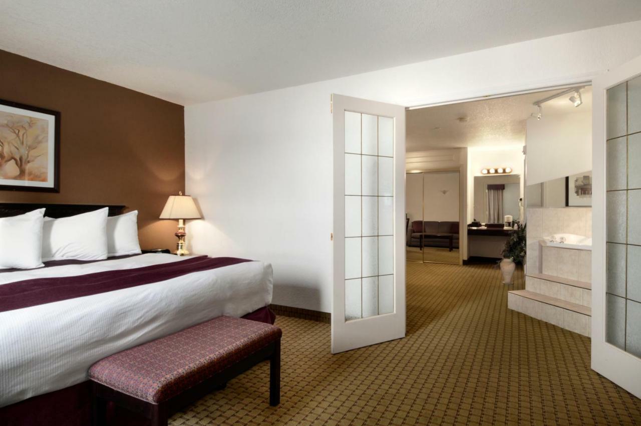 Ramada By Wyndham Red Deer Hotel & Suites Exterior photo