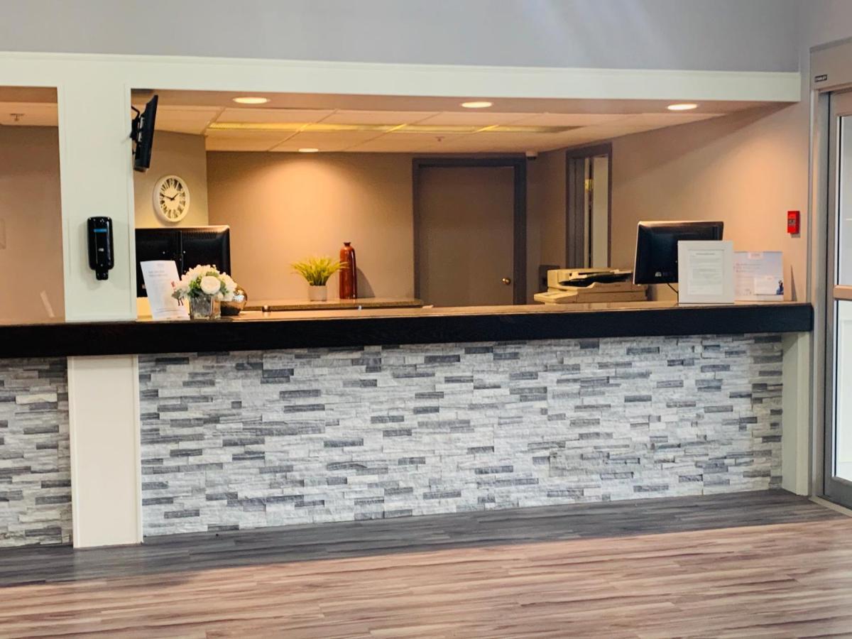 Ramada By Wyndham Red Deer Hotel & Suites Exterior photo