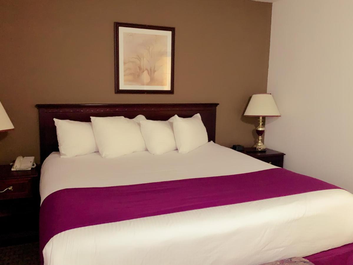 Ramada By Wyndham Red Deer Hotel & Suites Exterior photo